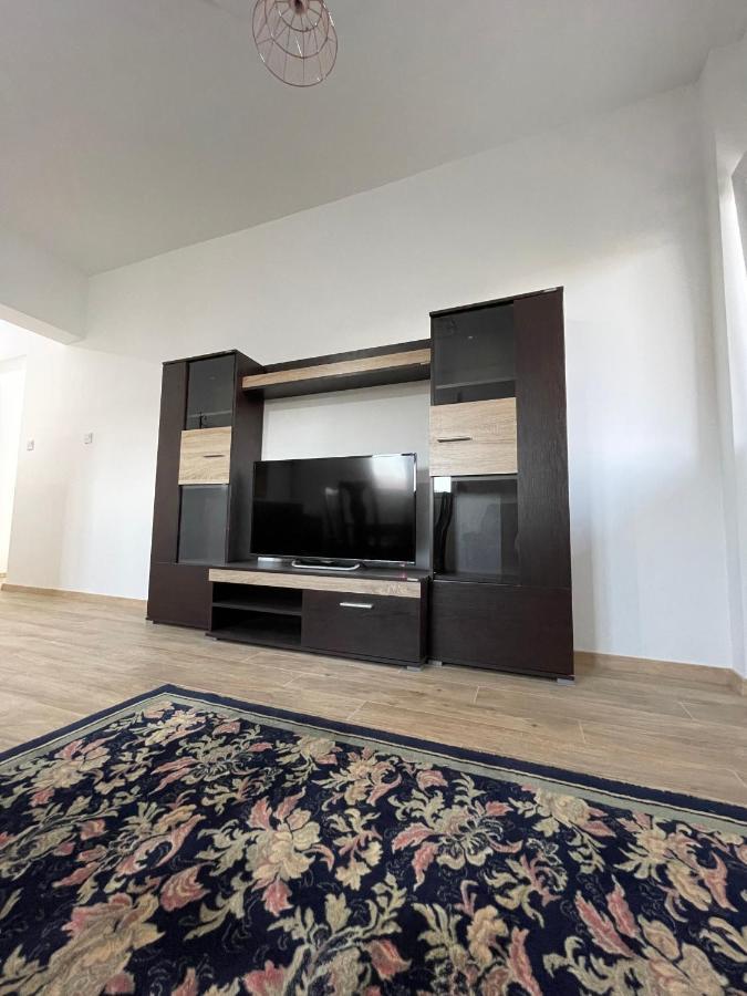 Entire Spacious Apartment With Free Parking ポドゴリツァ エクステリア 写真