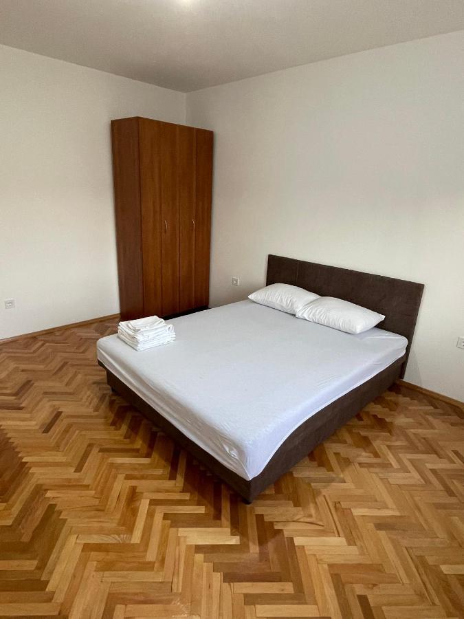 Entire Spacious Apartment With Free Parking ポドゴリツァ エクステリア 写真